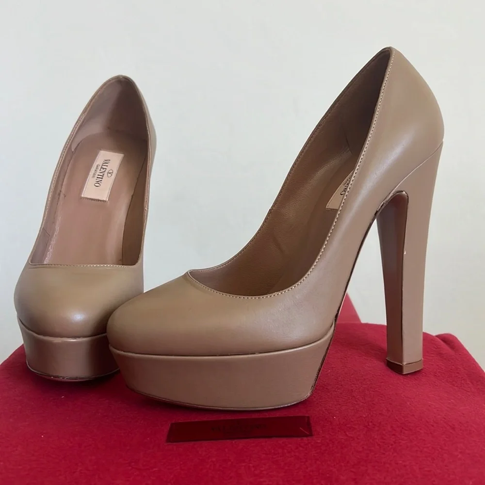 VALENTINO GARAVANI Tan platform pumps - Picture 1 of 8